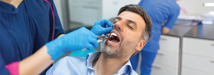 Swollen jaw and redness – signs of infection after tooth extraction